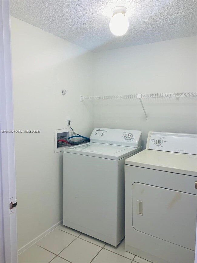 Foto del edificio - 3212 Coral Lake Ln