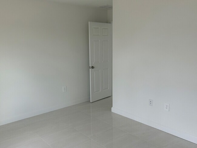 Foto del edificio - 2409-2411 Churchill Ave N