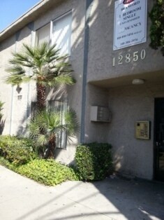 Foto del edificio - 12850 Branford St