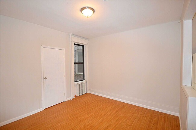 Building Photo - 30-08-30-45 45th St