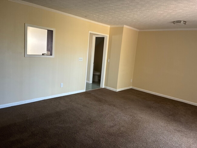 Foto del edificio - Room in Townhome on Patterson Cir