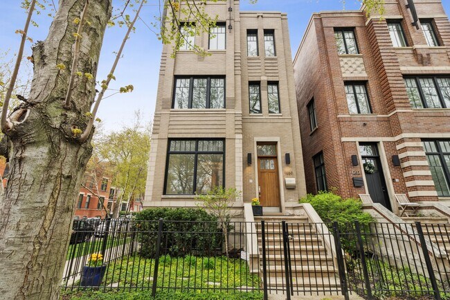 Building Photo - 1230 N Hoyne Ave