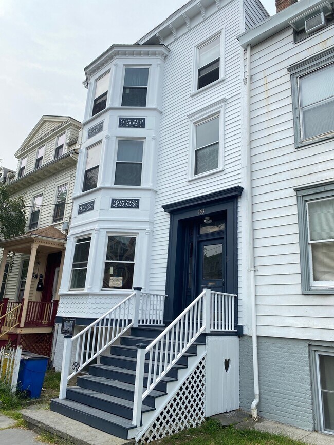 Building Photo - 153 Grand St