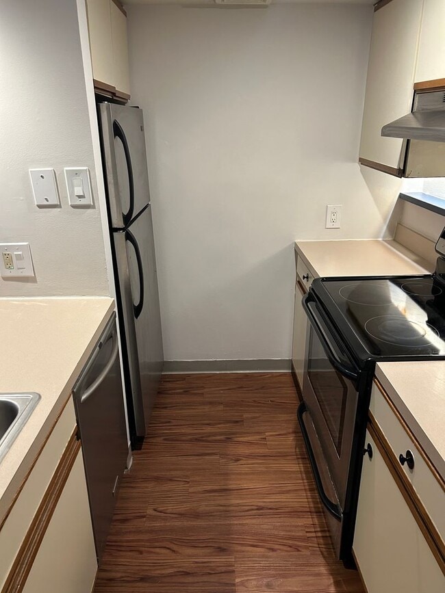 Building Photo - Bright Studio with lots of Built in shelving