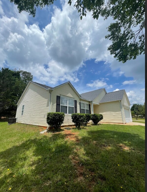 Foto del edificio - "Charming 3 Bed, 2 Bath Mauldin Home - Perfect for Your Family!"