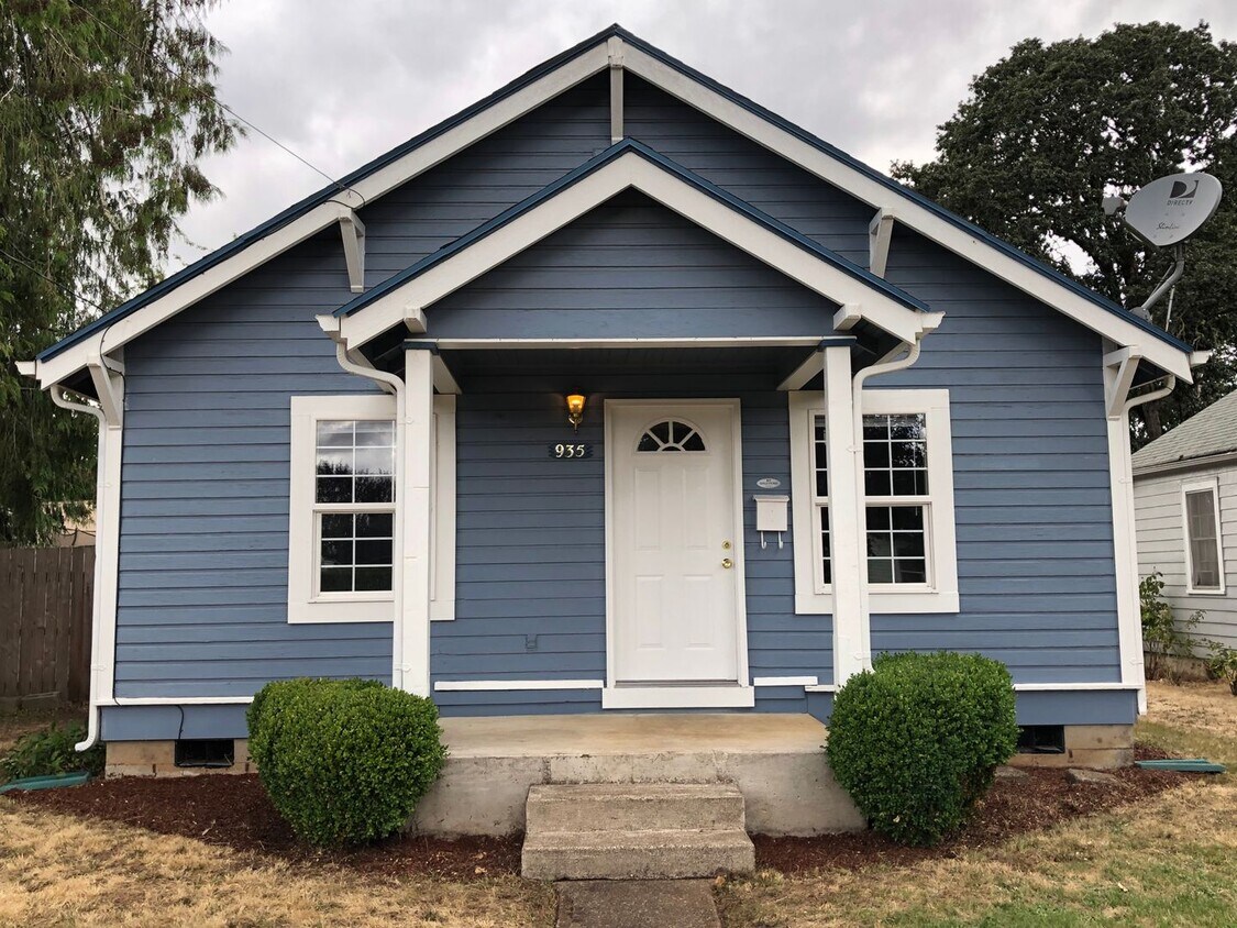 Foto principal - Comfortable 3-Bedroom Home with Huge Backy...