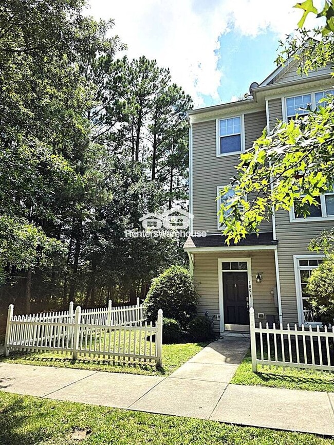 Foto del edificio - Great 3-bedroom End Unit!