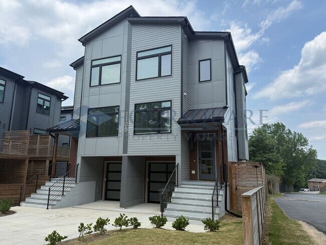 Foto del edificio - Modern 4-Bed / 4 Bath Townhome with Fireplace, Outdoor Spaces & Fenced Yard – Inside the Beltline...
