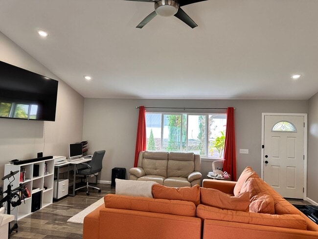 Building Photo - Fully Furnished Home