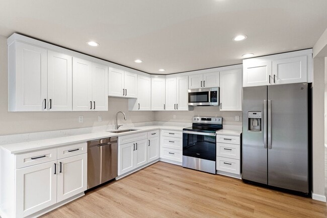 Building Photo - Charming 4-Bed / 3-Bath Home in Lake View Neighborhood with Stunning Water and Skyline Views!