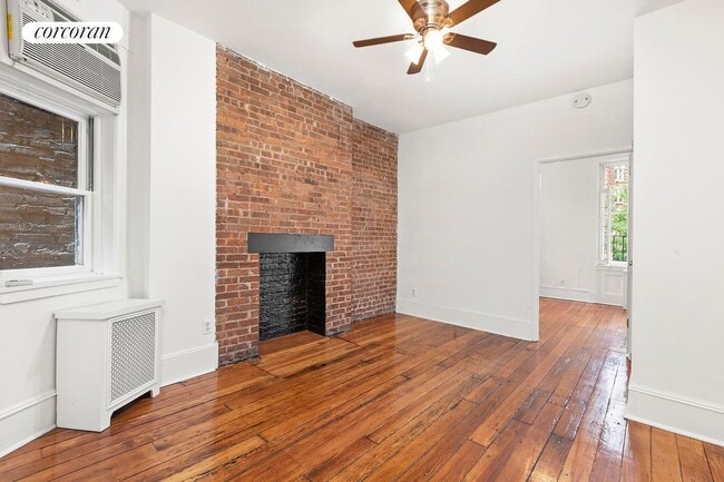 Foto del edificio - 163 W 10th St