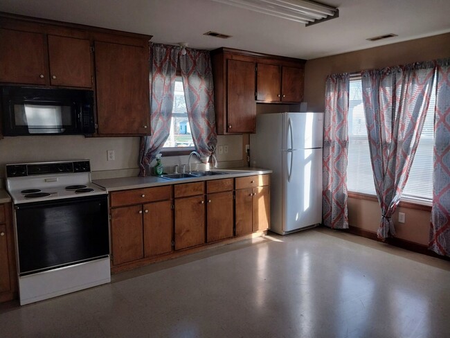 Building Photo - 3 bed,1.5 bath close Coast Guard Base in E...