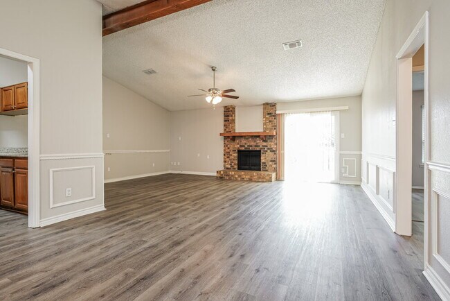 Foto del edificio - 7401 Meadow Creek Dr