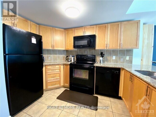 Building Photo - 234-234 Rideau St