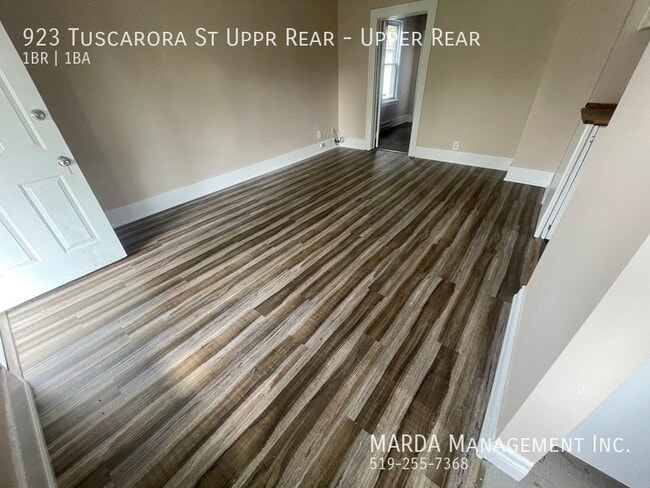 Building Photo - COZY 1-BEDROOM/1-BATHROOM UPPER REAR UNIT ...