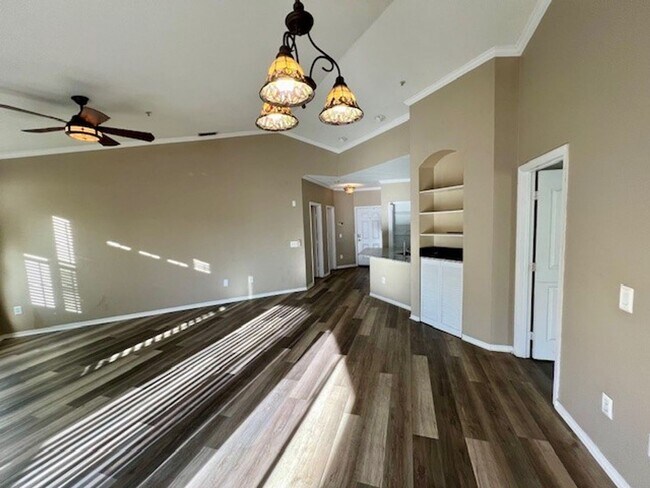 Foto del edificio - MOVE IN NOW! FANTASTIC-RECENTLY UPDATED 3R...