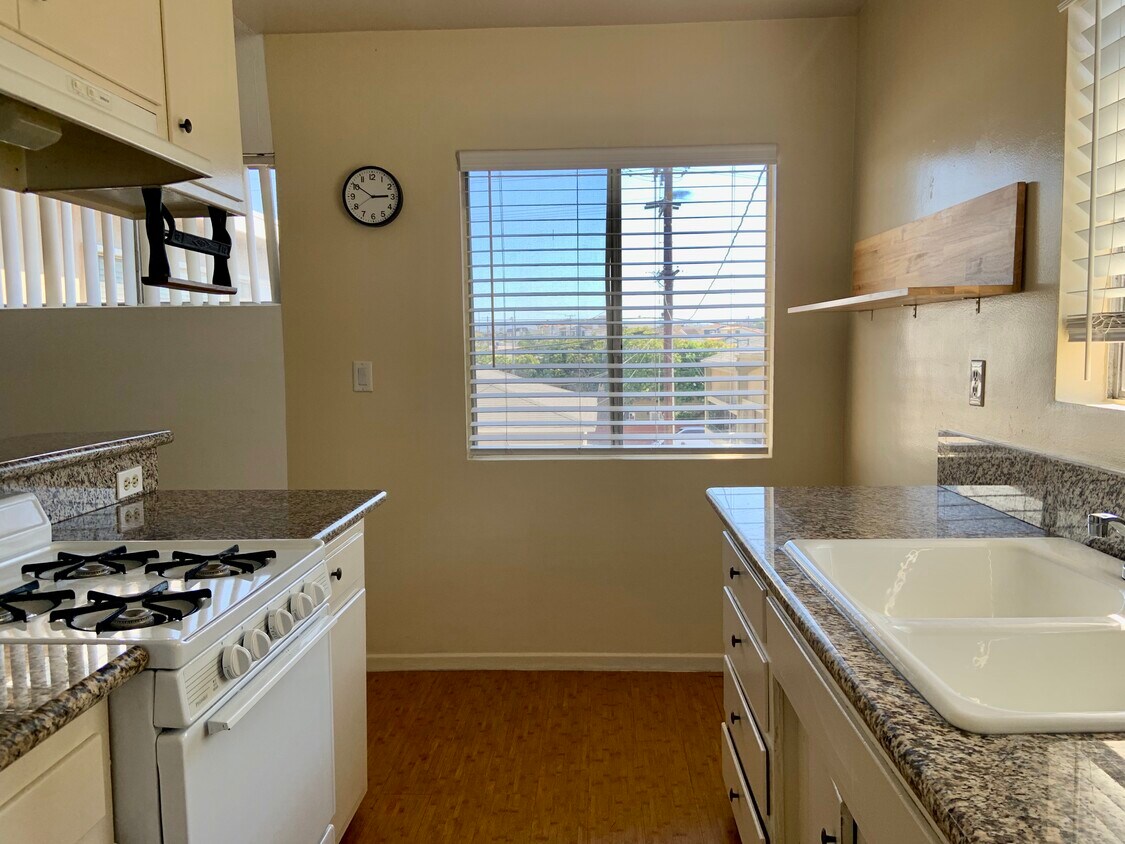 Primary Photo - 1511 Artesia Blvd