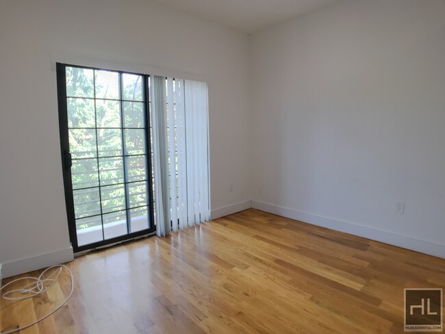 Building Photo - Stunning 1 Bed on Tree Lined Street