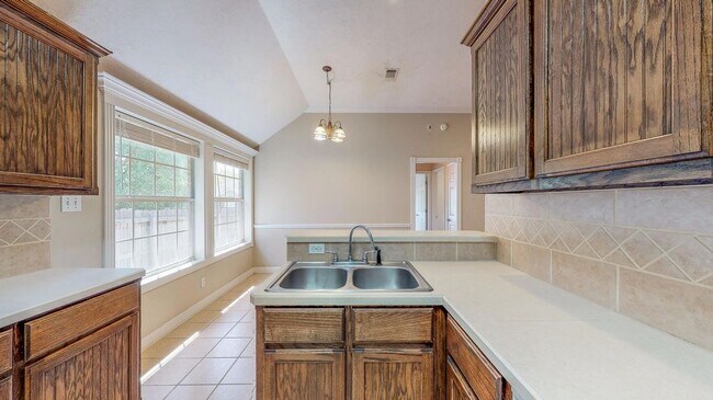 Building Photo - Castlegate Home Available