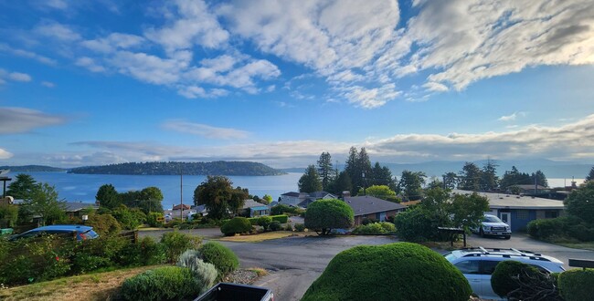 Building Photo - Magnificent 3 Bedroom Lake Washington House!