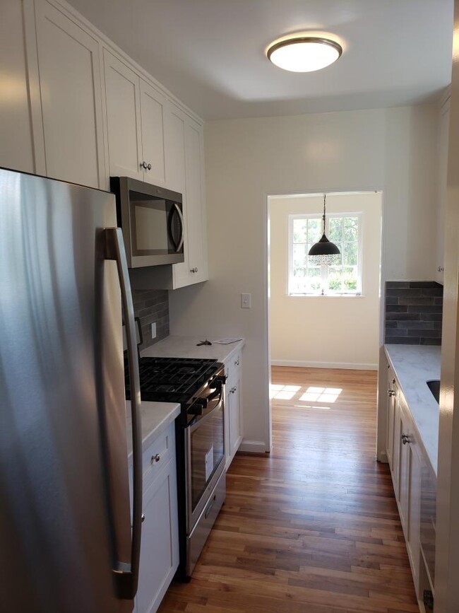 Building Photo - 505 E Valerio St