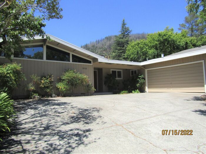 Foto principal - Beautiful updated 3 bed 2.5 bath home with...
