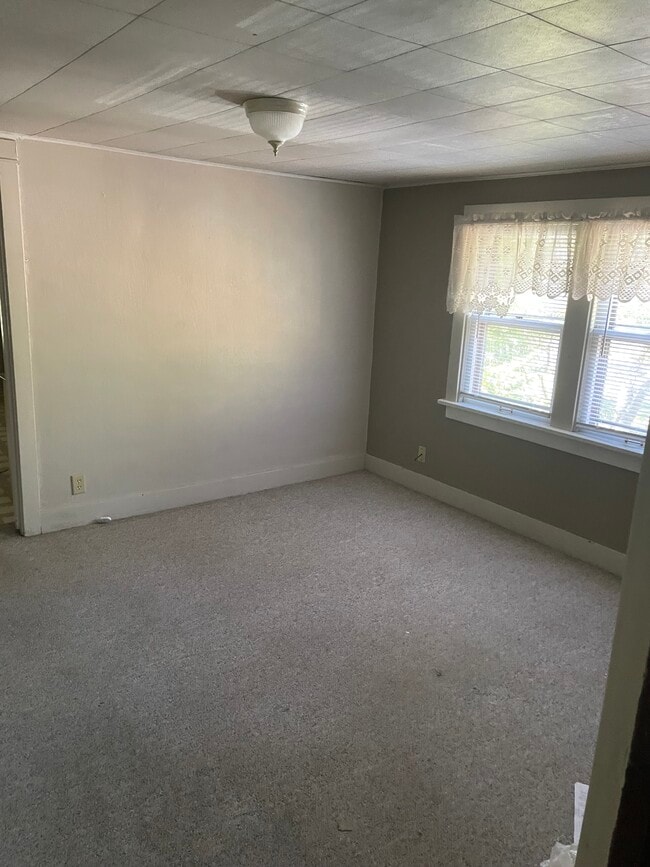 Building Photo - 402 Luster Ave