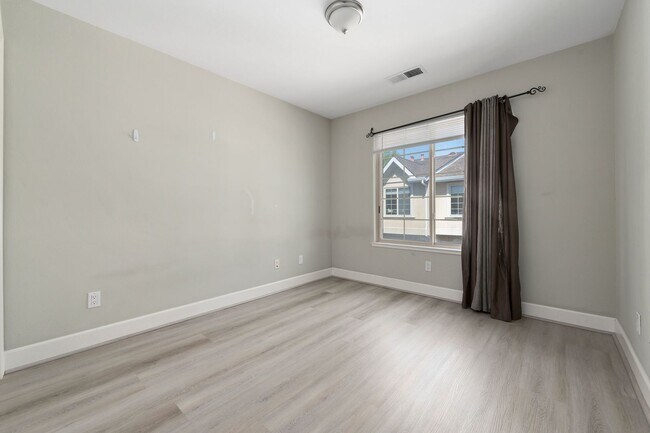 Building Photo - 3 bedroom 2.5 bath townhome with multiple ...
