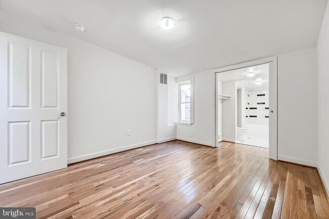 Foto del edificio - TWO BEDROOM TWO BATHROOM TOWNHOUSE AVAILABLE FOR SEPT 1ST MOVE-IN!!!!