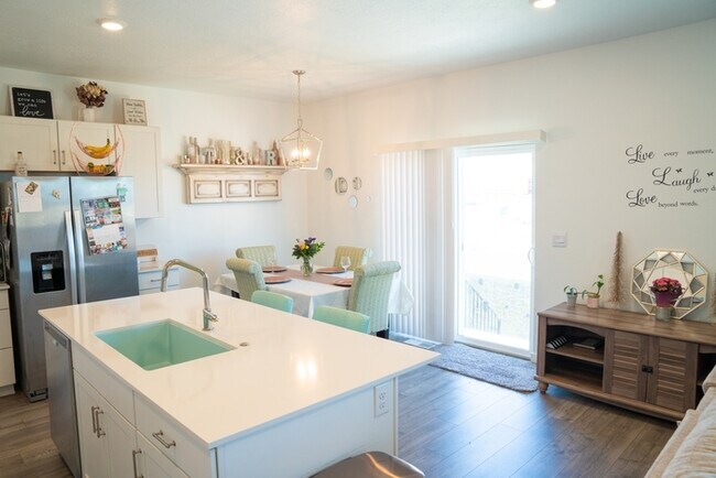 Foto del edificio - 1216 S Raintree Ln