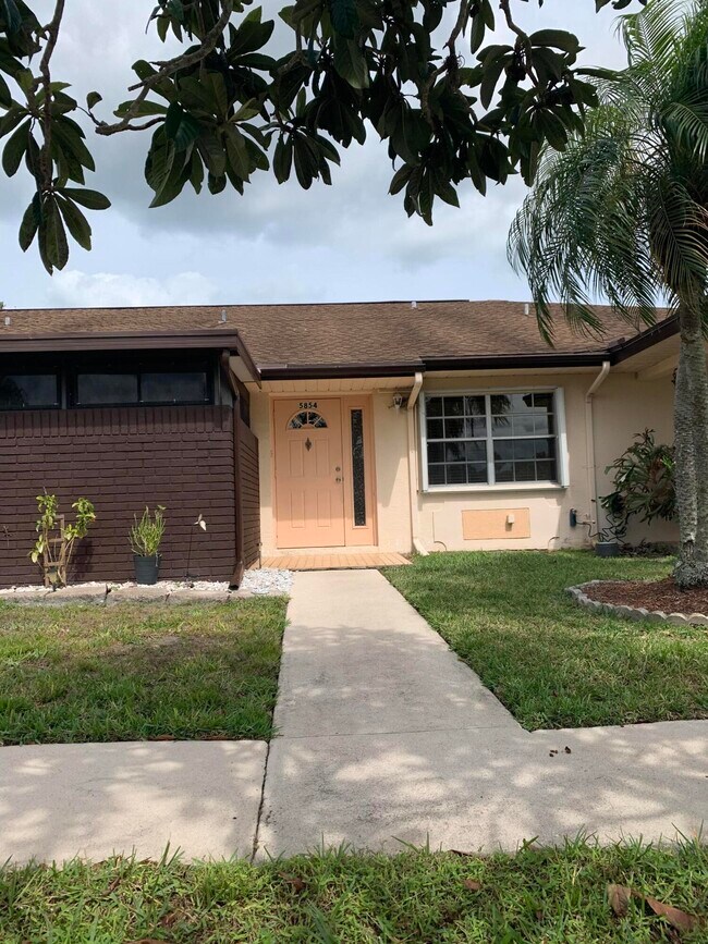 Foto del edificio - 5854 Moss Ct
