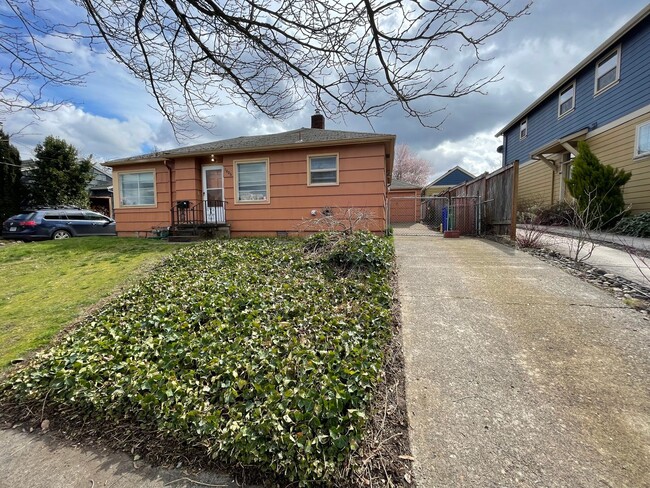 Foto del edificio - 2Bd 1 Ba Classic NE Portland Home With Fenced Backyard! Washer/Dryer Hookups.