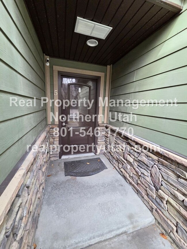 Building Photo - 3 Bedroom 2 Bath Townhome in West Haven Av...