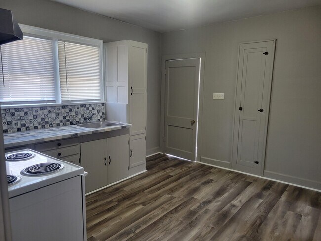 Foto del edificio - 1223 E 10th St