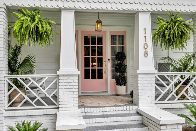 Building Photo - Completely Renovated Charming - 3 bedroom 2 bathroom home - 1108 Bonventure Rd, Savannah GA