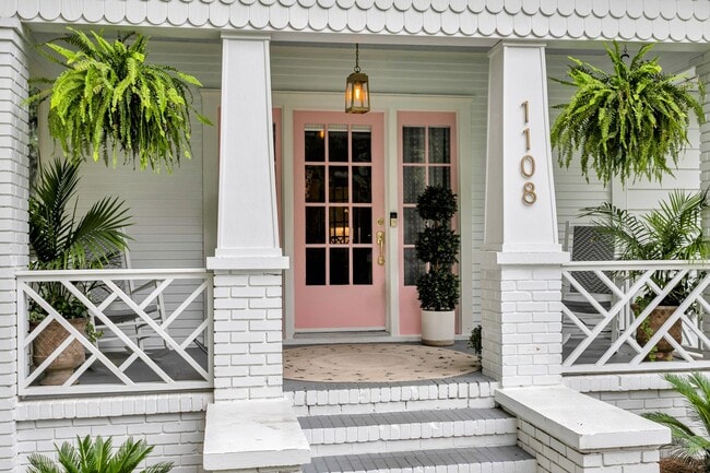 Foto del edificio - Completely Renovated Charming - 3 bedroom 2 bathroom home - 1108 Bonventure Rd, Savannah GA