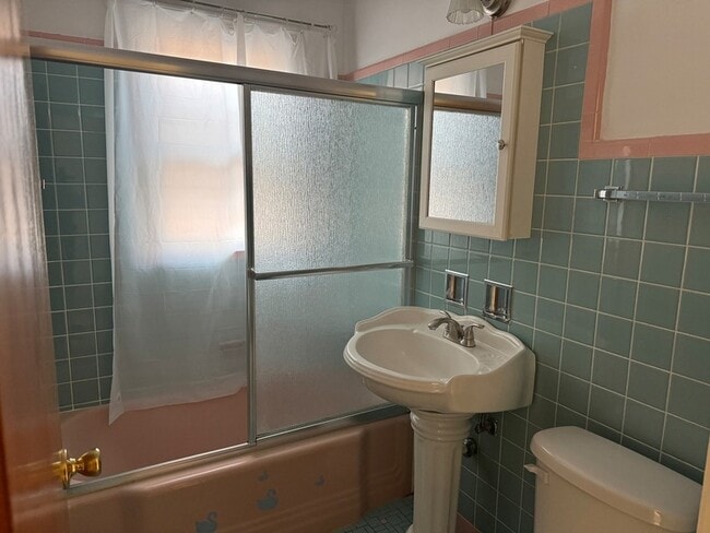 Building Photo - 5746 N Kimball Ave