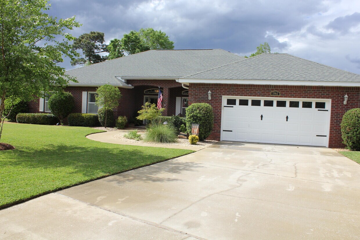 Foto principal - 1961 Pine Ranch Dr