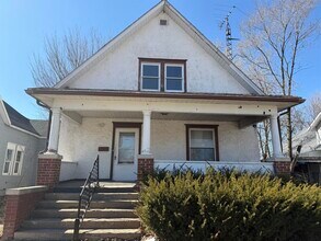 Building Photo - 20 Bismark St