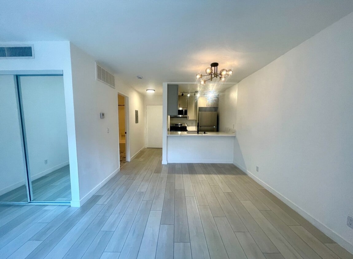 Foto principal - Modern Studio in Gated Van Nuys Community ...