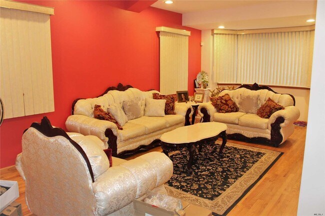 Foto del edificio - 83-12 259th St