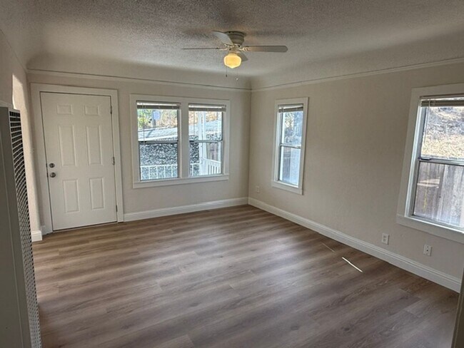 Building Photo - 143 Ladera Dr