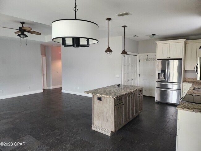 Building Photo - 14010 Pelican St