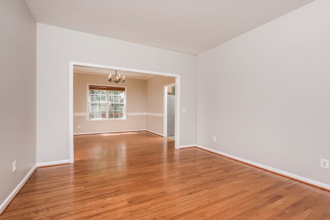 Building Photo - 136 Roan Dr