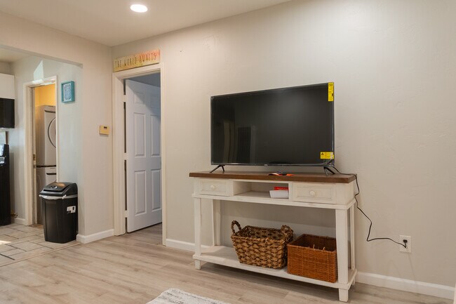 Foto del edificio - 5121 Tipton St