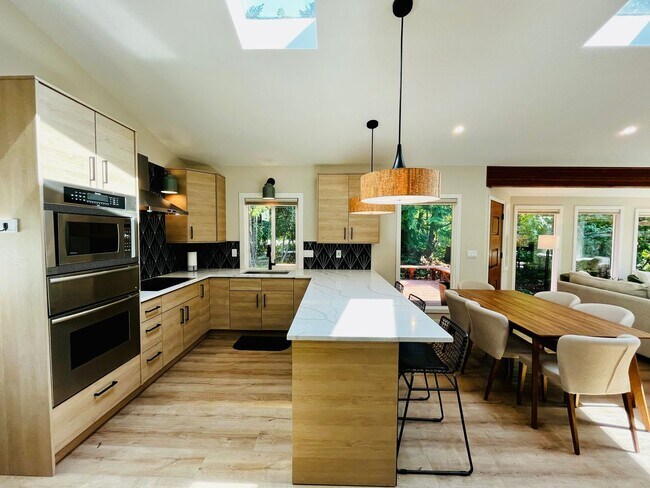 Foto del edificio - Stylishly Remodeled, 4 Bedroom, Furnished ...