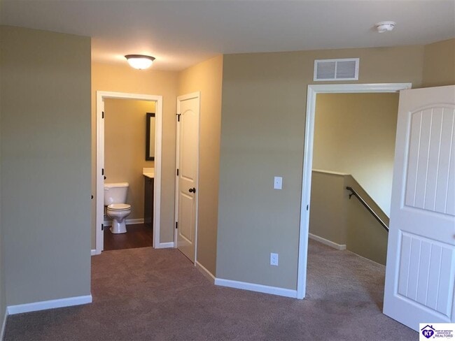 Building Photo - 156 Vineland Pl Dr