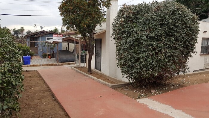 Foto principal - Charming 1bdr cottage with huge yard and garage!