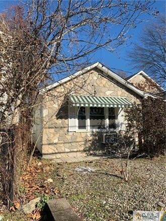 Primary Photo - 280 Shoreland Cir