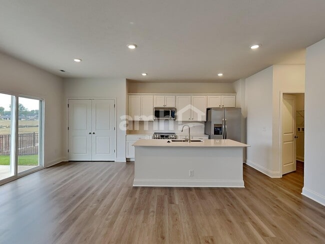 Building Photo - 9151 Henley Ave